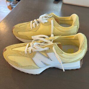 New Balance 327 Maize, Size 8.5 Wide